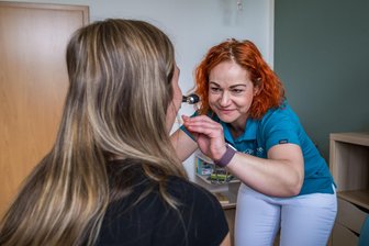 Von der Arzthelferin zur eigenen Praxis: Neue Landärztin im Erzgebirge versorgt auch Kinder - Dr. med. Rebecca Schott eröffnet am 1. Juli ihre eigene Praxis in Oelsnitz. Ein Weg, der für die Allgemeinmedizinerin mit einigen Herausforderungen verbunden war.