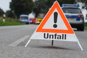 Von der Autobahn bei Chemnitz abgekommen: 20.000 Euro nach Unfall mit Kleintransporter - Bei einem Unfall auf der A 4 entstand hoher Sachschaden.