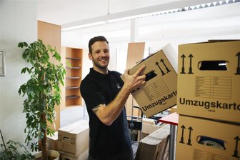 Von der Bahnhofsstraße zur Peter-Breuer-Straße: Zwickauer Gewerkschafter packen Umzugskisten - Franz Schmidt, Mitarbeiter der IG-Metall-Geschäftstelle, ist derzeit hauptsächlich mit dem Packen von Umzugskartons beschäftigt. Die meisten Regale sind schon leer. Am Montag erfolgt der Transport ins neue Domizil.