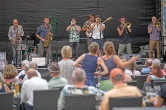 Von der Banda Comunale bis zur Frauentagsüberraschung auf Schloss Augustusburg: Das bringt die Woche zwischen Rochlitz und Freiberg - Die Banda Communale aus Dresden, hier bei den Freiberger Sommernächten, wird in Rochlitz zum internationalen Frauentag für musikalisch gute Stimmung sorgen.
