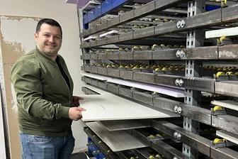 Von der Baustelle bis zur Gastronomie: Die besten Innovationen aus Mittelsachsen - Adrian Bajrami ist der Erfinder der neuartigen Beschichtung für Trockenbauplatten und nun Gewinner des Mittelsachsen Award.