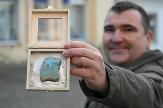 Von der Berliner Mauer inspiriert: Das besondere Freibad-Souvenir aus Geringswalde - David Rausch von der Linksfraktion zeigt das Freibad-Souvenir.