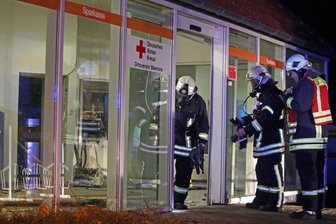 Von der Beute fehlt bislang jede Spur - Die Feuerwehr war am 22. Dezember 2018 kurz nach der Explosion im Einsatz. 220.000 Euro haben sich zum Zeitpunkt der Sprengung im Sparkassen-Geldautomaten in Meerane befunden. 