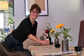 Von der Chefin zur Kellnerin: Warum die ehemalige Inhaberin von Café Meyers unbedingt zurückkehren wollte - Heidi Seidel, ehemalige Inhaberin des Café Meyers in Limbach-Oberfrohna, arbeitet nun als Kellnerin in dem wiedereröffneten Café. Ihren Chefinnen-Blick muss sie dafür häufig ablegen.