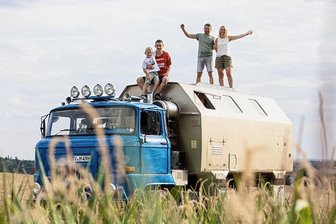 Von der DDR-Werkstatt auf Rädern zum rollenden Ferienhaus: Wie Vogtländer campen - Mit ihrem ausgebauten Lkw vom Typ IFA L60, kurz "Elli", zieht Familie Stier regelmäßig die Blicke auf sich.