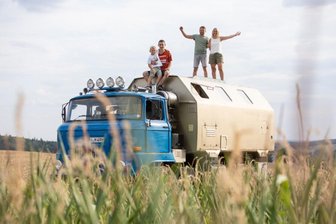 Von der DDR-Werkstatt auf Rädern zum rollenden Ferienhaus - Mit ihrem ausgebauten Lkw vom Typ IFA L60, kurz "Elli", zieht Familie Stier regelmäßig die Blicke auf sich.