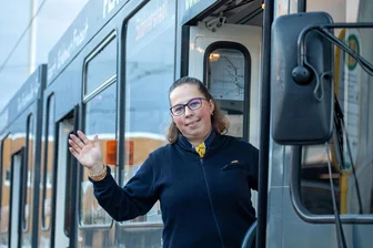 Von der Dönerverkäuferin zur Straßenbahnfahrerin: So erfüllte sich eine Plauenerin ihren Jugendtraum - Ist gern auf Plauens Schienen unterwegs: Tina Gökcens - mit ihrem Mann „Cino“ hatte sie bis zum Vorjahr den Dönerimbiss in den Kolonnaden betrieben.