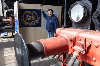 Von der Eisenbahnfähre bis zum Orient-Express: Neue Ausstellung im Chemnitzer Eisenbahnmuseum zeigt außergewöhnliche Exponate - Maximilian Claudius Noack zeigt das Signet, das am legendären Orient-Express angebracht war.