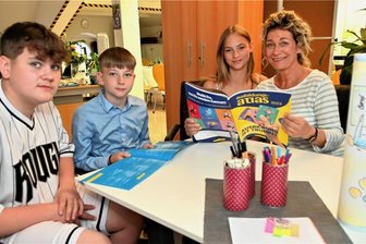 Von der Erzieherin zur Architektin: So funktioniert Berufsorientierung in Hainichen in der Praxis - Mario (l.), Siebtklässler Kurt und Laura haben mit Praxisberaterin Jana Schulz an der Friedrich-Gottlob-Keller-Oberschule in Hainichen immer eine Ansprechpartnerin bei Fragen der Berufsorientierung.