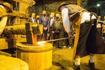 Von der Faszination eines Denkmals - Politprominenz aus Sachsen ließ sich vom Hammerwerk begeistern.