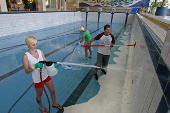 Von der Fliese bis zum Filter: Großputz im Hot-Badeland - Einmal im Jahr wird das Wasser abgelassen und das Schwimmerbecken geschrubbt.
