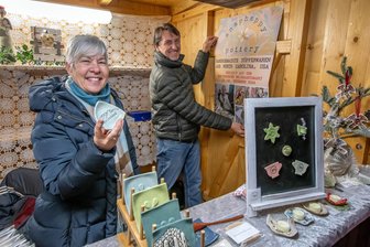 Von der Fußball-WM zum Keramikstand: Eine transatlantische Freundschaft im Erzgebirge - Gemeinsam mit ihrem Mann Graham hat Lori West den Stand auf dem Marienberger Markt eingerichtet.