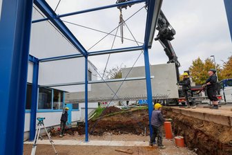 Von der Garage bis zum Hubschrauberlandeplatz: Wie ein Bauunternehmen in Hohenstein-Ernstthal der Krise trotzt - Der Bau einer Erweiterungshalle bei Mugler Masterpack in Wüstenbrand (Foto) ist eine von aktuell 26 Baustellen der HIB GmbH. Die Auftragsbücher der Firma sind voll, heißt es.