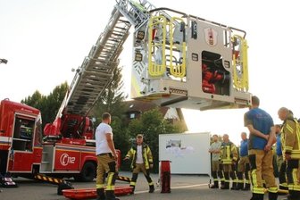 Von der Handspritze zur modernen Drehleiter - Die Drehleiter steht zum Tag der offenen Tür im Mittelpunkt. Während eines Dienstes vergangene Woche haben sich die Kameraden noch einmal mit der anspruchsvollen Technik beschäftigt.