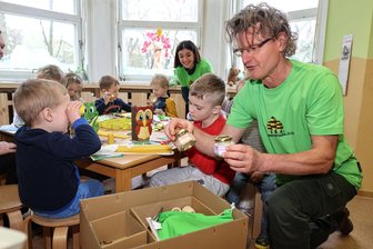 Von der Honigmanufaktur zum Bienenwald: Zwickauer Profi-Imker startet Kita-Projekt - Der Kita am Schlosspark in Planitz sollen schon bald weitere des Zwickauer Kinderhaus-Vereins folgen: Der Imker und Marketingfachmann Jens Ebert (rechts) hat jetzt sein Bienenwald-Projekt gestartet, das Kita-Kindern das Thema Nachhaltigkeit nahebringen soll. Honig gehört da natürlich dazu.