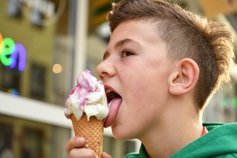 Von der Idee bis zur Waffel: „Eismaik“ aus Penig verrät, wie das Eis in den Becher kommt - Eiscafé „Eismaik“ in Penig: Peet schmeckt das Mascarpone-Eis mit Waldbeeren.