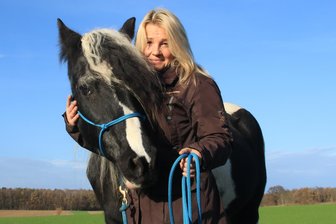 Von der Immobilienmaklerin zur Pferdetrainerin: Diese Vogtländerin geht ihren ganz eigenen Weg - Katja Wolf hat ein von Empathie geprägtes Verhältnis zu ihren Pferden, hier mit Tinker Sunday Girl.