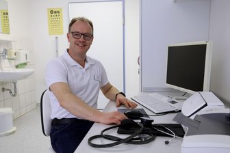 Von der Klinik in die Hausarztpraxis: Warum sich Matthias Leber auf seine neue Aufgabe in Meerane freut - Mit Matthias Leber übernimmt ein Facharzt für Innere Medizin und Kardiologie die hausärztliche Betreuung der Patienten in Meerane.
