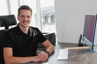 Von der Klinik in die Praxis: Schneeberg bekommt neue Hausärzte - Dr. Georg Illing in den neuen Praxisräumen in der alten Post in Schneeberg: Die Bergstadt bekommt mit dem 33-Jährigen und einem weiteren Kollegen ab Januar 2023 gleich zwei neue Hausärzte. 