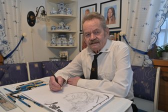 Von der Kohle zum Zeichenstift: Ehemaliger Bergmann aus dem Erzgebirge will Tierheim unterstützen - Peter Günther an seinem Küchentisch, an dem seine Bilder entstehen.