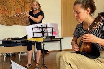 Von der Kunst, mit Musik Anderen Freude zu bringen - Susanne Maaß (h.) bei der Einzelprobe mit Maja Schütze, die die Mandoline spielt.