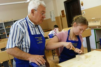 Von der Laiin zur Preisträgerin: Wie eine 14-jährige Erzgebirgerin das Schnitzen für sich entdeckte - Dank der Anleitung von Ullrich Zimmermann hat die 14-jährige Schülerin Martha Thomaß als Schnitzerin viel dazu gelernt.