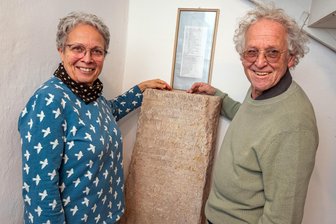 Von der Legende zum Fakt: Schweizer lüftet das Geheimnis, wie Seiffen zum Spielzeugdorf wurde - Am Hiemann-Grabstein: Kathrin und Christoph Grauwiller in der Seiffener Kirche.