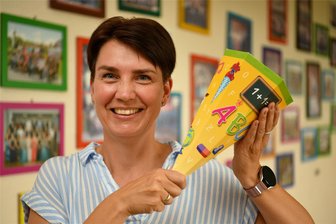 Von der Lehrerin zur Schulleiterin: Jacqueline Tauchmanns erster Schultag in Penig - Jacqueline Tauchmann ist die neue Schulleiterin der Friedrich-Eduard-Bilz Oberschule Penig. Vom Lehrerkolleg gab es eine Zuckertüte zum Start.