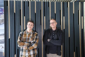 Von der Leuchtreklame über Messebau zum Patent für eine Lärmschutzwand: Chemnitzer Firma erfindet sich nach 140 Jahren neu - Vater und Sohn arbeiten bei Fa. Kreyssel in einem Team. Vincent Teßmann (links) und Karsten Teßmann vor einer ihrer neuen Akustik-Trennwände.