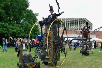 Von der Messe zum Mitmach-Festival: "Makers United" bietet Einblicke in Chemnitzer Zukunft - Hingucker im Stadthallenpark: Abenteuerlich anmutende Fantasiefahrzeuge im Stil des Steampunks unterwegs auf dem Gelände des Festivals Makers United. 