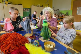 Von der Modelliermasse zur fertigen Handpuppe: Märchenprojekt im Bernsdorfer Kinderparadies - Unter Anleitung der Lichtensteiner Designerin Brigitte Schneider sind insgesamt 28 Handpuppen entstanden. Mitgebastelt haben auch Finn Fröhlich (3. Klasse) und Antonia Meier (4. Klasse).
