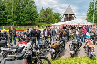 Von der Mühlen- bis zur Preßnitztaltour: Das geht an Pfingsten im Mittleren Erzgebirge - Motorräder aber auch Autos sind bei der Oldtimerschau in Lauta zu sehen. 
