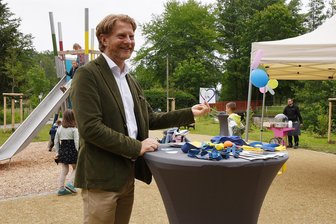 Von der Müllhalde zum Spielparadies: Flussplatz am Kappelbach-Radweg in Chemnitz lädt jetzt zur Rast ein - Wieder was geschafft – Baubürgermeister Michael Stötzer freut sich.