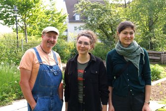Von der Müllhalde zur Oase: So hat sich der Bürgergarten an der Bachstraße in Zwickau entwickelt - Jürgen Weißmann, Bianca Friedrich und Eva Jurisch (v.l.) in ihrem Mitmachgarten an der Bachstraße in Zwickau.
