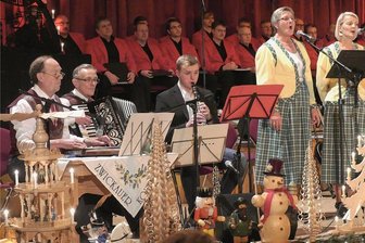 Von der "Neuen Welt" in Zwickau bis vors US-Capitol - Die Zwickauer Kohlmeisen beim Hutznabend in der "Neuen Welt". Leiter Stephan Nitzsche am Akkordeon.