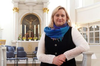 Von der Nikolaikirche in Leipzig ins Erzgebirge: Zschopau hat wieder eine Pfarrerin - Zschopaus neue Pfarrerin Florentine Beinhölzl ist am Wochenende in der St. Martinskirche in ihr Amt eingeführt worden.