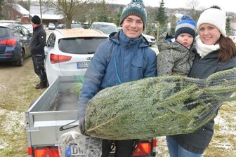 Von der Plantage direkt ins Wohnzimmer - Fündig wurden dort am Ortsausgang in Richtung Mohorn auch Lysann und Jens West mit Sohn Moritz aus Tanneberg.
