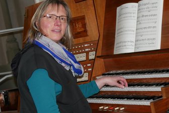 Von der Post an die Orgel: Warum die neue Falkensteiner Kantorin den Briefen Adieu sagte - Die Orgel ist ihr Instrument. Anne Viehweger ist die neue Kantorin in Falkenstein.