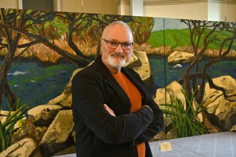 Der Künstler Peter Zaumseil vor einem seiner Werke, die momentan im Oberen Schloss in Greiz zu sehen sind.