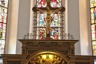 Von der Ratsfronfeste bis zur Brauerei - Der von Ernst Weisbach geschaffene Altar in der Laurentiuskirche.