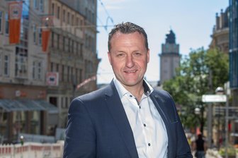Von der Rettung der Straßenbahn bis zum Erhalt von Arbeitsplätzen: Plauener CDU sieht das Vogtland vor großen Herausforderungen - Der Plauener Jörg Schmidt ist seit gut einem Jahr CDU-Landtagsabgeordneter in Dresden. Jetzt zog er eine Bilanz.