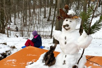 Von der Rodelbahn über das Lesecafé bis zu Peter Orloff in Freiberg - Fünf Tipps für diese Woche - Ein kleiner Schneemann grüßte am Sonntag an der Rodelbahn im Stadtpark Hainichen.
