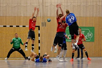 Von der Sachsenlandhalle in die Notaufnahme und wieder zurück: An einem turbulenten Tag für Sebastian Poppitz aus Glauchau gibt es keine Punkte - Sebastian Poppitz (2.v.l.) macht sich in der zweiten Halbzeit ganz lang, um einen Versuch der Gäste in der Abwehr zu blocken. Der Rückraumspieler kam nur zu einem Kurzeinsatz.
