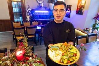 Von der scharfen zur glücklichen Ecke: Familie aus Berlin wird mit Restaurant in Burgstädt heimisch - Hoang Vu Tran ist der Chef des Hoang-Restaurants am Markt in Burgstädt. Der 25-Jährige serviert im Familienbetrieb auch mit.