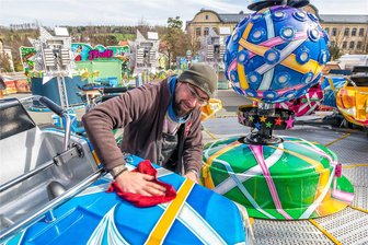 Von der Schießbude bis zum Entenangeln: Schausteller starten in Olbernhau in neue Saison - Andreas Kempe bringt eine Gondel des Breakdance auf Hochglanz.