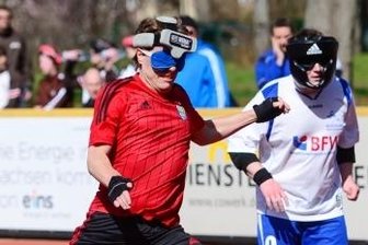 Von der "Schießbude" zum Spitzenteam - Kapitän Jörg Fetzer (links) während des Vorbereitungsturniers gegen das Team von Würzburg in Aktion.