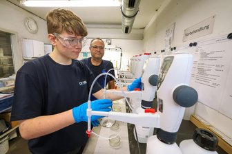 Von der Schulbank an die Werkbank: Sachsenring-Oberschule kooperiert mit regionalen Firmen - Finn Rabe hat beim Praktikum seinen Wunschberuf gefunden.