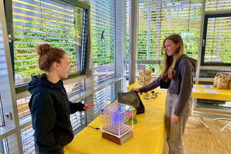 Von der Schule ins Werk: Schüler stellen bei Technikolympiade im Erzgebirge Wissen unter Beweis - Die Achtklässlerinnen Lilly Schmidt (l.) und Emelie Reinke von der Oberschule Lößnitz nahmen zum ersten Mal an der Technikolympiade teil. Den praktischen Teil hatten die 14-Jährigen bereits in der Schule Wochen zuvor abgelegt, nun war der einstündige Theorietest dran.