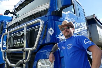 Von der Straße auf die große Bühne - und wieder zurück - Statt am Mikrofon verbringt Denny Drivers die meiste Zeit nun wieder am Lenkrad seines Lasters.