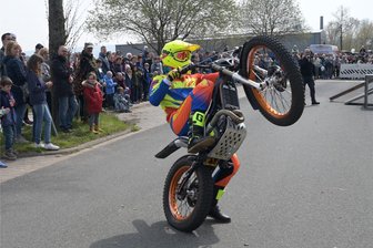 Von der Stuntshow bis zum Skatecontest: Das lohnt sich beim Gewerbefest in Schneeberg - Eine Motocross-Freestyle-Show mit waghalsigen Sprüngen findet auf der Automeile beim Gewerbefest statt.
